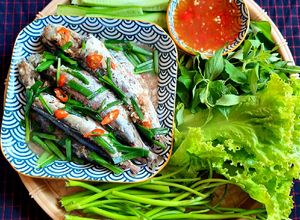 Hình của món Cá nục hấp cuốn bánh tráng.