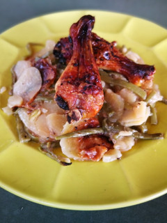 Una foto de Jamoncitos de pollo con judías y patata al horno