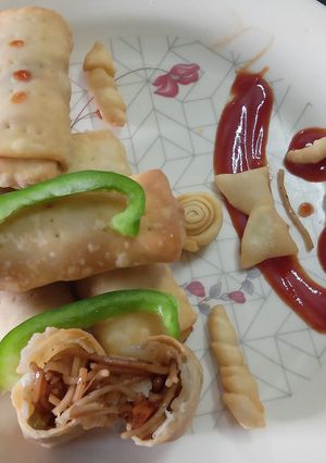 નુડલ્સ સ્પ્રિંગ રોલ(Noodles spring Roll recipe in Gujarati) રેસીપી મુખ્ય ફોટો