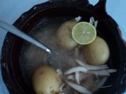 Una foto de caldo de ajo