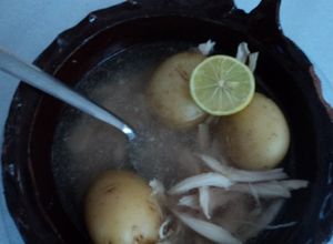 Una foto de Caldo de papas y pollo desmenuzado criollo