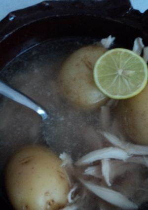 Una foto de Caldo de papas y pollo desmenuzado criollo