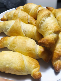 Foto di Cornetti salati con salame Napoli e formaggio gouda