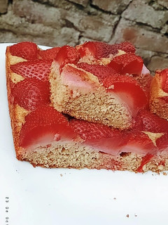 Una foto de Torta de frutilla fácil sin harina ♥️🍓