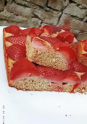 Una foto de Torta de frutilla fácil sin harina ♥️🍓