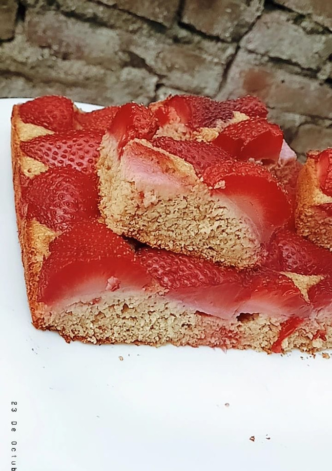 Una foto de Torta de frutilla fácil sin harina ♥️🍓