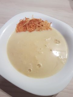 Fokhagymakrémleves sajt chipsszel recept fotója