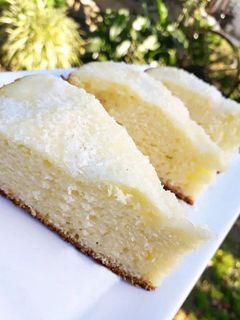 Una foto de Bizcocho de coco y limón 🥥🍋