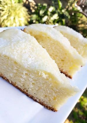 Una foto de Bizcocho de coco y limón 🥥🍋