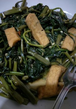 Foto resep Oseng kangkung trasi ekstra sosis