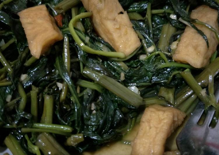 Resep Oseng kangkung trasi ekstra sosis Anti Gagal
