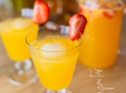 Una foto de bebidas con alcohol de fresa