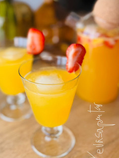 Una foto de Sangría de Cava 🍾 🍑 🍋 🍊 🍓