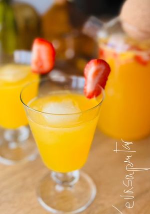 Una foto de Sangría de Cava 🍾 🍑 🍋 🍊 🍓