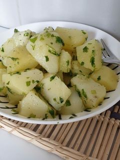 Una foto de Aperitivos (patatas con vinagre de perejil)