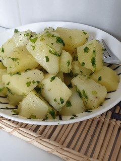 Una foto de Aperitivos (patatas con vinagre de perejil)