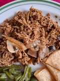 Pollo deshebrado con chile ancho