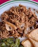 Pollo deshebrado con chile ancho