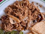 Pollo deshebrado con chile ancho