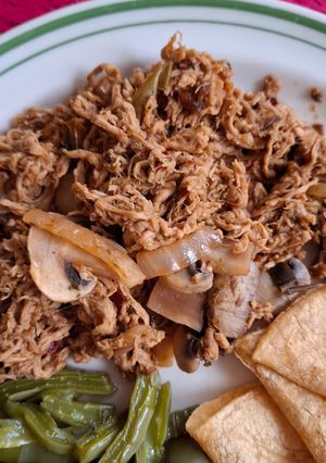 Una foto de Pollo deshebrado con chile ancho