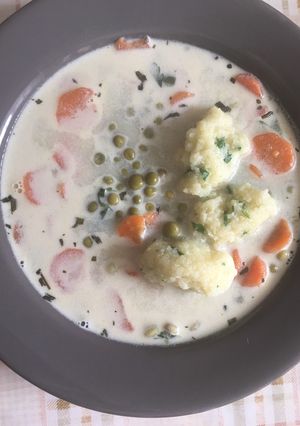 Tárkonyos-tejszínes zöldborsó leves gluténmentes daragaluskával recept fotója