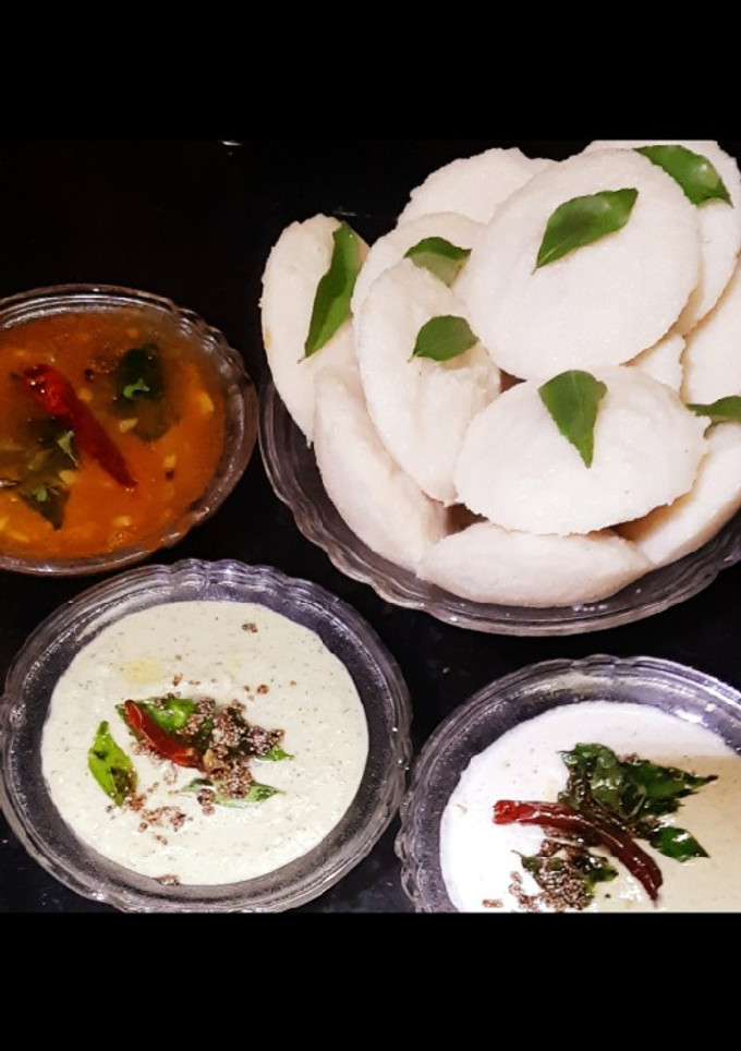 A picture of Idli sambhar.