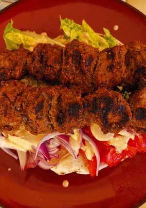Une photo de Brochettes de Kebab et Crudités