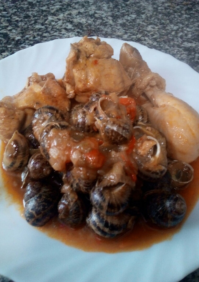 Una foto de Pollo con caracoles a la cerveza