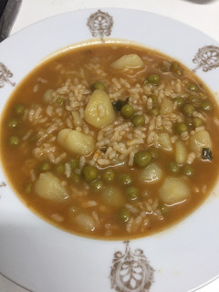 Una foto de Patatas con arroz y guisantes en caldo de verduras