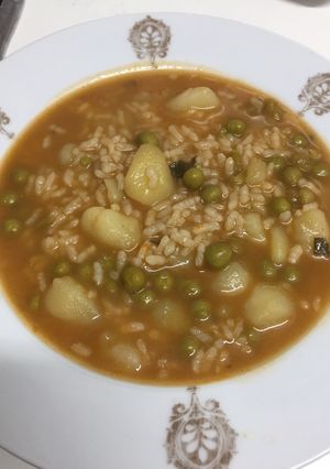 Una foto de Patatas con arroz y guisantes en caldo de verduras