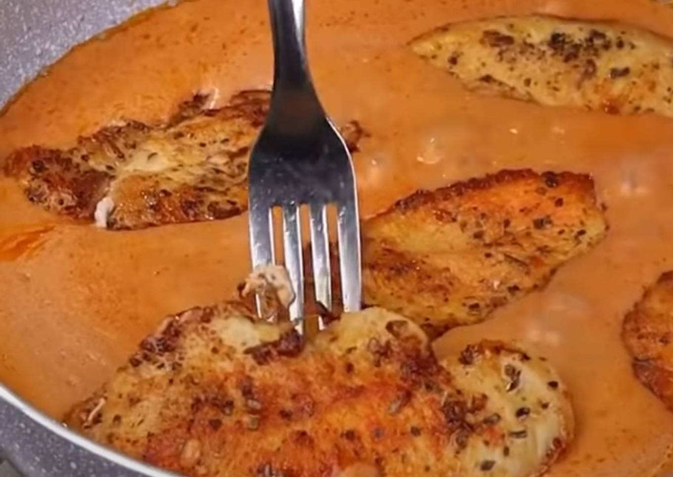 Pollo con tomate cremoso