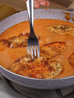 Una foto de Pollo con tomate cremoso