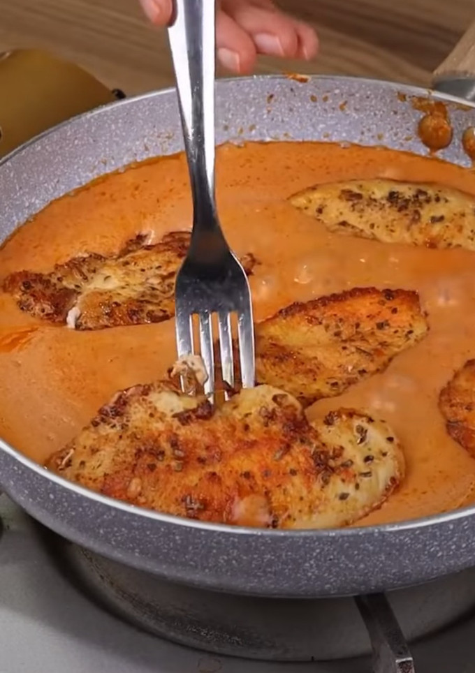 Una foto de Pollo con tomate cremoso