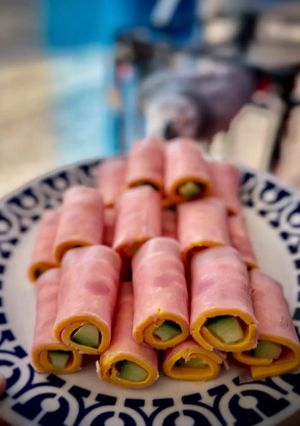Una foto de Canelón frío de jamón y pepino