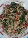 ผัดกะเพราสันคอหมูสไลซ์