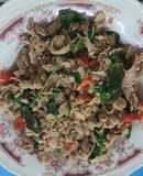 ผัดกะเพราสันคอหมูสไลซ์