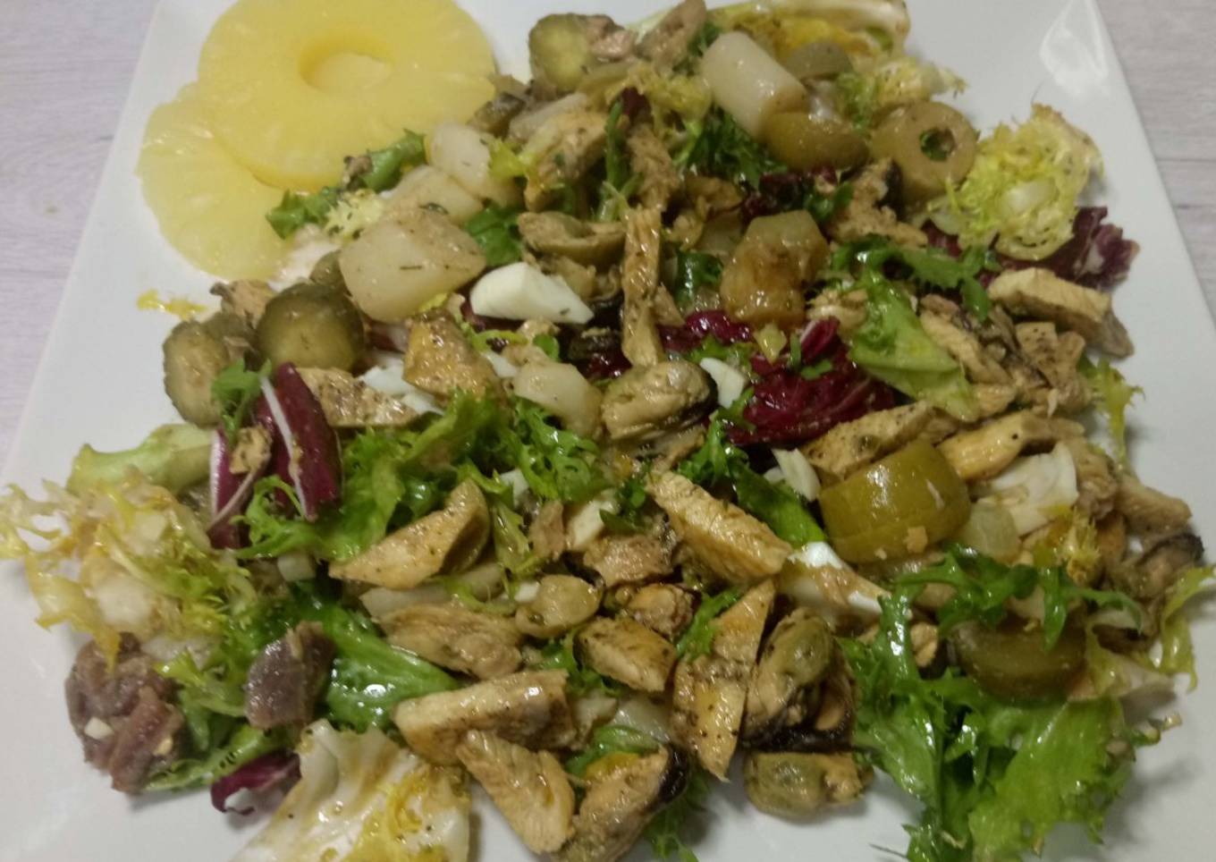 Ensalada de pollo y piña