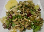 Una foto de ensalada de canónigos y escarola