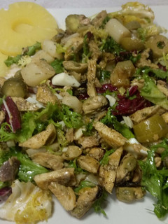 Una foto de Ensalada de pollo y piña