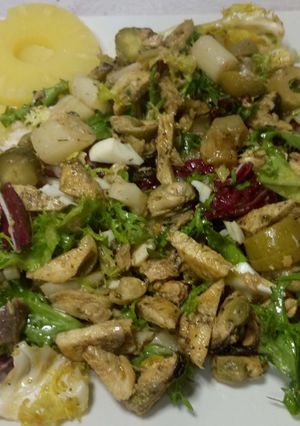 Una foto de Ensalada de pollo y piña