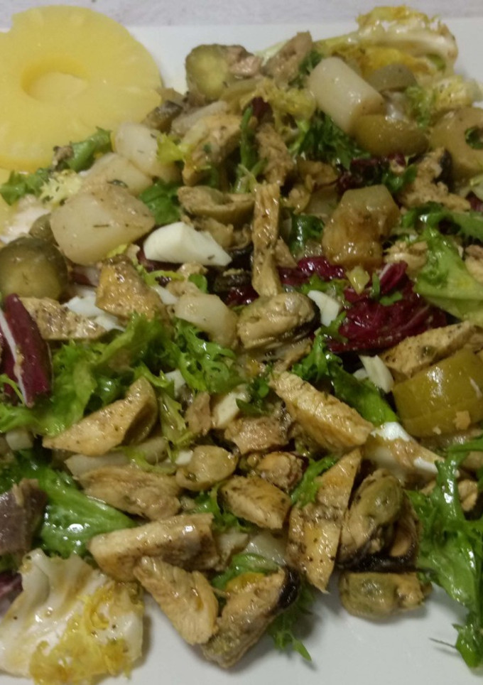 Una foto de Ensalada de pollo y piña