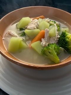 Una foto de Sopa de pollo con avena y vegetales