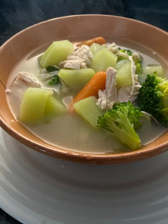 Una foto de Sopa de pollo con avena y vegetales