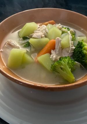 Una foto de Sopa de pollo con avena y vegetales