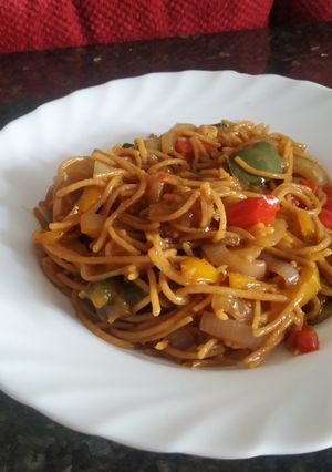Una foto de Espaguetis integrales con verduras y salsa de soja
