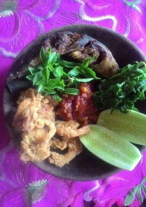 Foto resep Lalapan sambal Leudsati (Lele, udang, sayur, timun)