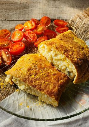 Una foto de 🥚🍚🧀 Omelette de arroz - Bomba de huevo rellena de arroz al roquefort 🧀🍚🥚