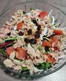Ensalada fresca de atún y pasas