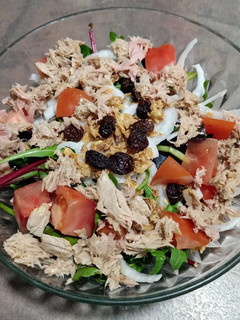 Una foto de Ensalada fresca de atún y pasas