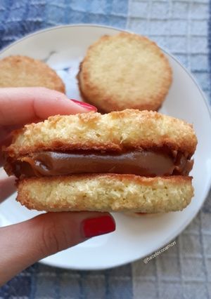 Una foto de Alfajor de coco (sin gluten)